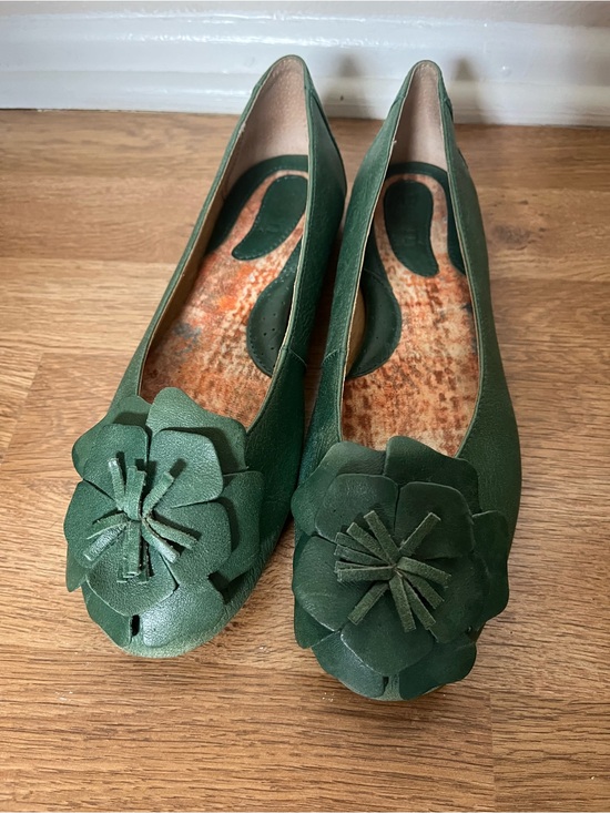 Born Shoes - Born (Børn) Green Leather Flower-Toe Ballet Flats – Women's Size 9
